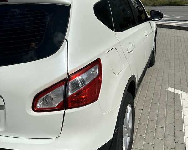 Белый Ниссан Кашкай, объемом двигателя 2 л и пробегом 153 тыс. км за 12500 $, фото 8 на Automoto.ua