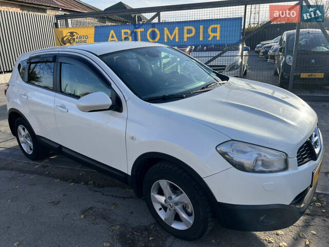 Белый Ниссан Кашкай, объемом двигателя 1.6 л и пробегом 167 тыс. км за 10000 $, фото 7 на Automoto.ua