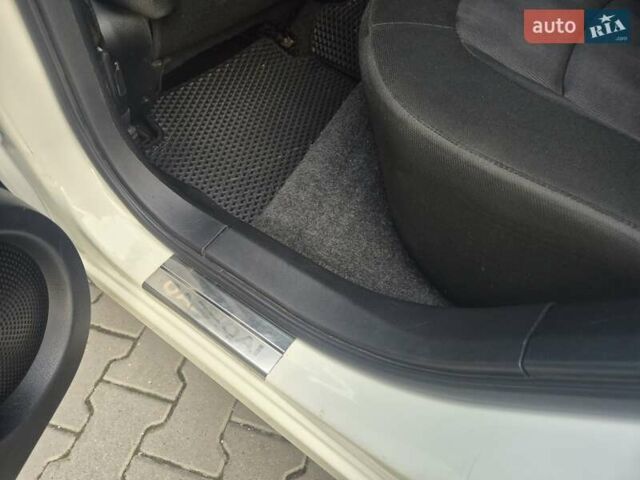 Ниссан Кашкай 2013 в Тернополе на Automoto.ua Белый Ниссан Кашкай, объемом двигателя 2 л и пробегом 135 тыс. км за 10900 $, фото 23 на Automoto.ua