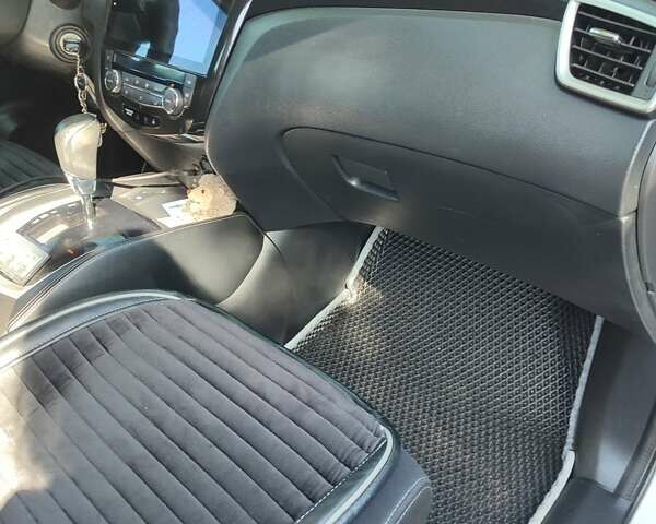 Белый Ниссан Кашкай, объемом двигателя 1.6 л и пробегом 173 тыс. км за 14000 $, фото 7 на Automoto.ua