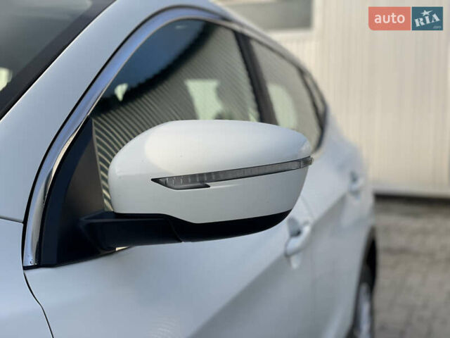 Білий Ніссан Кашкай, об'ємом двигуна 1.6 л та пробігом 238 тис. км за 13200 $, фото 12 на Automoto.ua