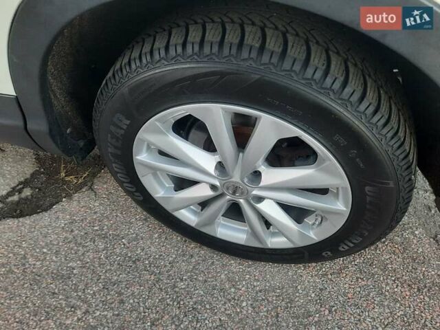 Белый Ниссан Кашкай, объемом двигателя 1.5 л и пробегом 171 тыс. км за 14800 $, фото 83 на Automoto.ua