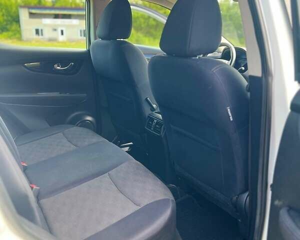 Белый Ниссан Кашкай, объемом двигателя 1.6 л и пробегом 130 тыс. км за 15200 $, фото 29 на Automoto.ua