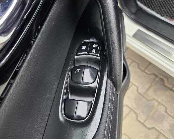 Білий Ніссан Кашкай, об'ємом двигуна 1.6 л та пробігом 174 тис. км за 13400 $, фото 20 на Automoto.ua