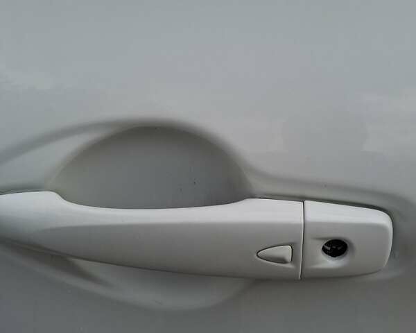 Белый Ниссан Кашкай, объемом двигателя 1.6 л и пробегом 211 тыс. км за 14600 $, фото 11 на Automoto.ua