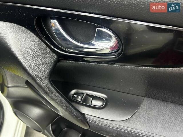 Ніссан Кашкай 2014 у Чернівцях на Automoto.ua Білий Ніссан Кашкай, об'ємом двигуна 1.6 л та пробігом 220 тис. км за 15000 $, фото 20 на Automoto.ua