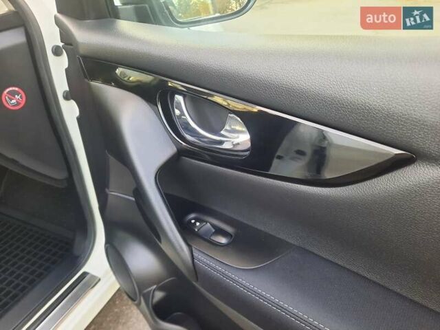 Белый Ниссан Кашкай, объемом двигателя 1.5 л и пробегом 171 тыс. км за 14800 $, фото 109 на Automoto.ua