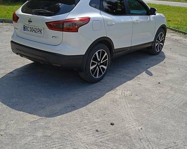 Белый Ниссан Кашкай, объемом двигателя 1.5 л и пробегом 240 тыс. км за 15000 $, фото 3 на Automoto.ua