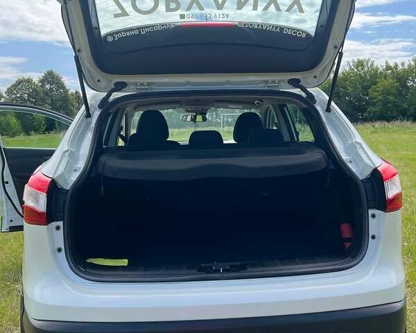 Белый Ниссан Кашкай, объемом двигателя 1.6 л и пробегом 130 тыс. км за 15200 $, фото 27 на Automoto.ua