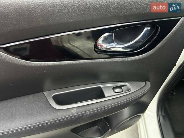 Ніссан Кашкай 2014 у Чернівцях на Automoto.ua Білий Ніссан Кашкай, об'ємом двигуна 1.6 л та пробігом 220 тис. км за 15000 $, фото 10 на Automoto.ua