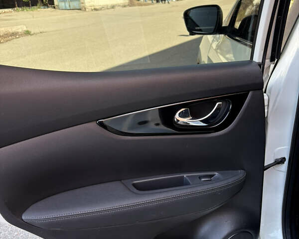 Белый Ниссан Кашкай, объемом двигателя 1.6 л и пробегом 155 тыс. км за 14999 $, фото 20 на Automoto.ua