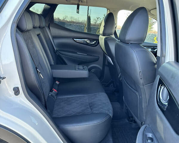 Белый Ниссан Кашкай, объемом двигателя 1.6 л и пробегом 205 тыс. км за 15500 $, фото 9 на Automoto.ua