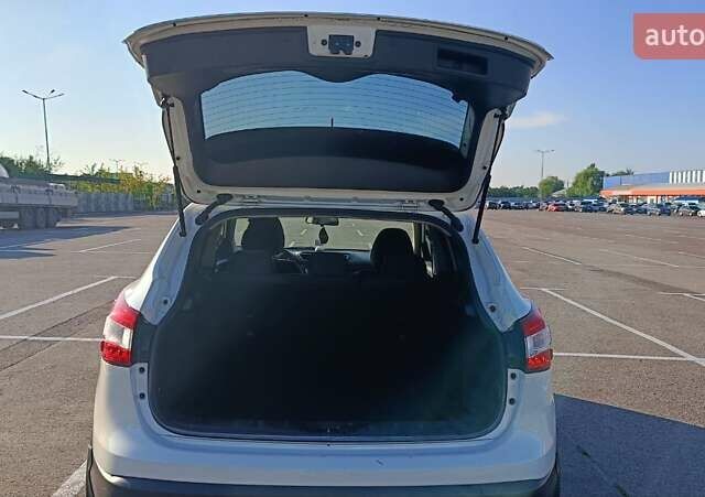 Белый Ниссан Кашкай, объемом двигателя 1.2 л и пробегом 128 тыс. км за 13800 $, фото 9 на Automoto.ua