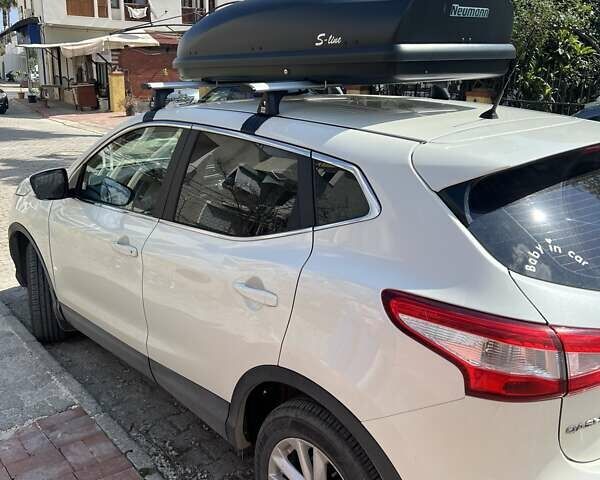 Белый Ниссан Кашкай, объемом двигателя 1.2 л и пробегом 80 тыс. км за 11000 $, фото 1 на Automoto.ua