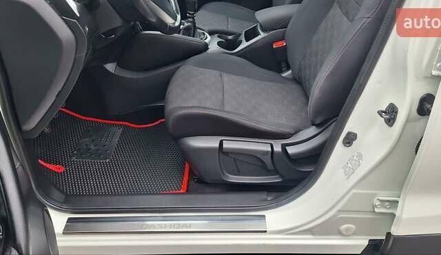 Белый Ниссан Кашкай, объемом двигателя 1.5 л и пробегом 134 тыс. км за 14900 $, фото 48 на Automoto.ua