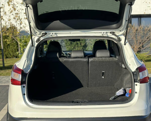 Белый Ниссан Кашкай, объемом двигателя 1.6 л и пробегом 205 тыс. км за 15500 $, фото 12 на Automoto.ua