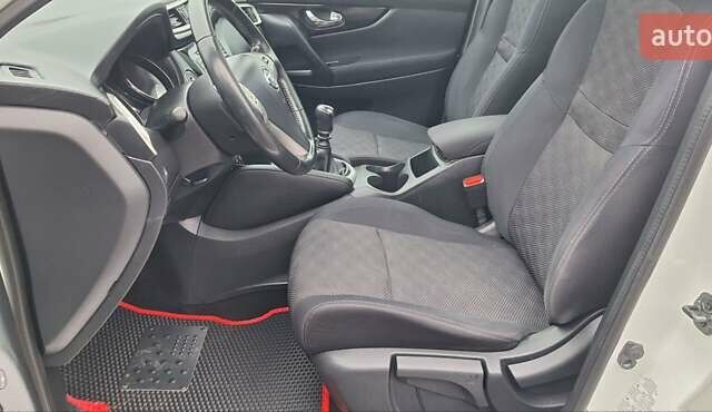 Белый Ниссан Кашкай, объемом двигателя 1.5 л и пробегом 134 тыс. км за 14900 $, фото 67 на Automoto.ua