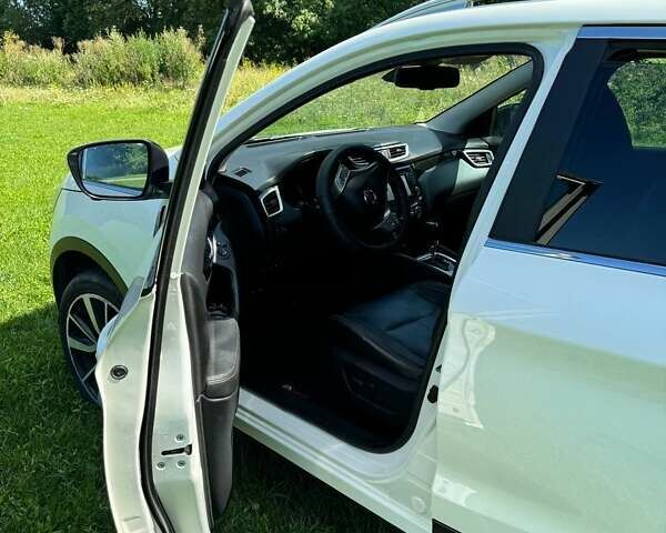 Білий Ніссан Кашкай, об'ємом двигуна 1.6 л та пробігом 197 тис. км за 17000 $, фото 12 на Automoto.ua