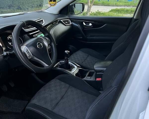 Білий Ніссан Кашкай, об'ємом двигуна 1.2 л та пробігом 175 тис. км за 12200 $, фото 7 на Automoto.ua
