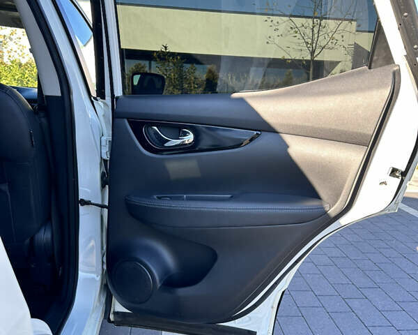 Белый Ниссан Кашкай, объемом двигателя 1.6 л и пробегом 205 тыс. км за 15500 $, фото 10 на Automoto.ua