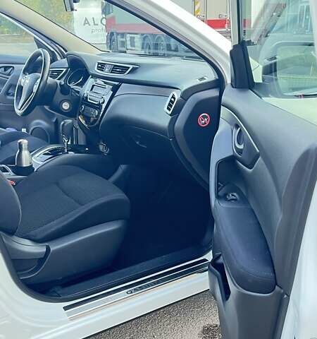 Белый Ниссан Кашкай, объемом двигателя 1.2 л и пробегом 87 тыс. км за 15500 $, фото 17 на Automoto.ua