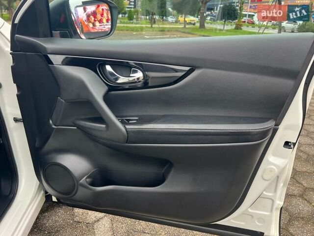 Белый Ниссан Кашкай, объемом двигателя 1.6 л и пробегом 87 тыс. км за 15500 $, фото 30 на Automoto.ua