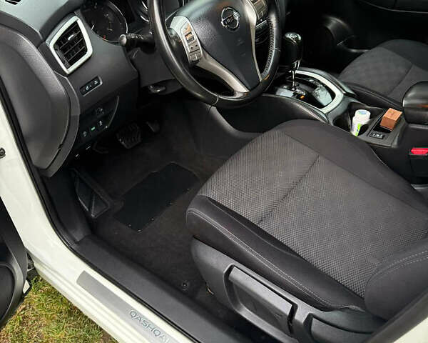 Белый Ниссан Кашкай, объемом двигателя 1.6 л и пробегом 92 тыс. км за 13900 $, фото 4 на Automoto.ua