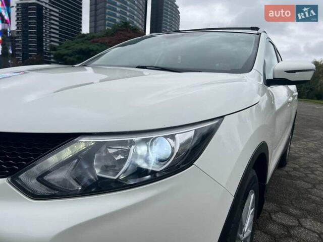 Белый Ниссан Кашкай, объемом двигателя 1.6 л и пробегом 87 тыс. км за 15500 $, фото 1 на Automoto.ua