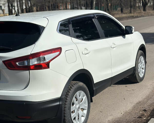 Белый Ниссан Кашкай, объемом двигателя 1.2 л и пробегом 100 тыс. км за 13550 $, фото 7 на Automoto.ua