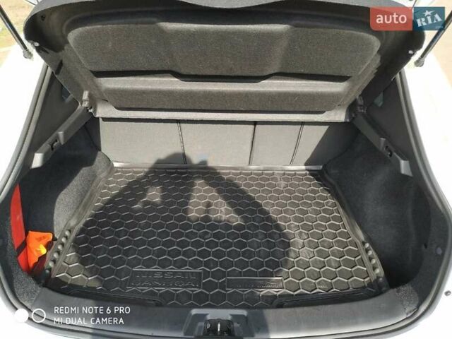 Білий Ніссан Кашкай, об'ємом двигуна 1.2 л та пробігом 69 тис. км за 15000 $, фото 5 на Automoto.ua