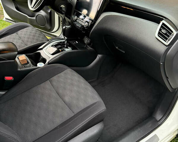 Белый Ниссан Кашкай, объемом двигателя 1.6 л и пробегом 92 тыс. км за 13900 $, фото 5 на Automoto.ua