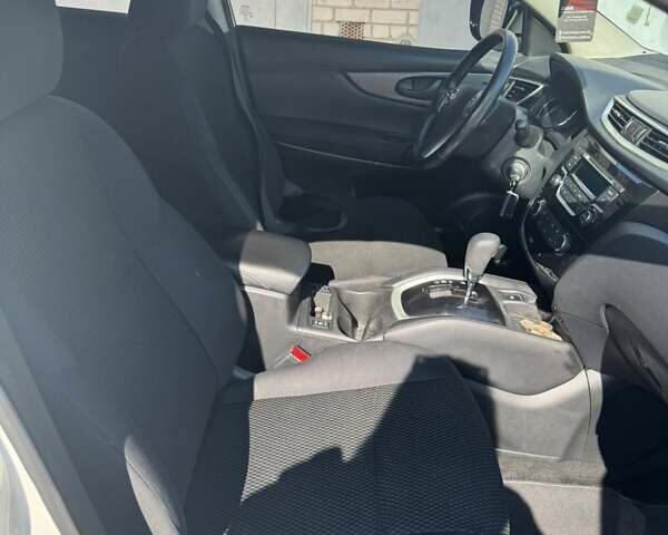 Белый Ниссан Кашкай, объемом двигателя 1.2 л и пробегом 147 тыс. км за 12500 $, фото 7 на Automoto.ua