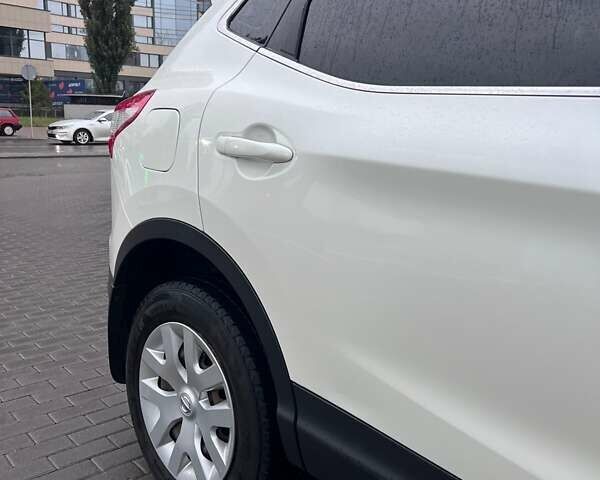 Білий Ніссан Кашкай, об'ємом двигуна 1.2 л та пробігом 116 тис. км за 14600 $, фото 5 на Automoto.ua