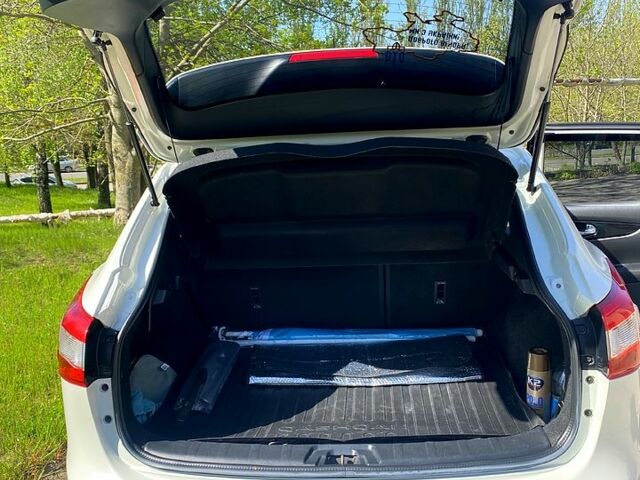 Білий Ніссан Кашкай, об'ємом двигуна 1.2 л та пробігом 89 тис. км за 13500 $, фото 4 на Automoto.ua