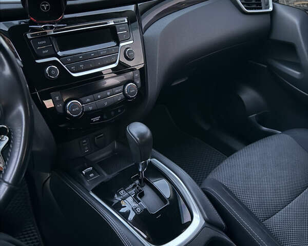 Белый Ниссан Кашкай, объемом двигателя 2 л и пробегом 148 тыс. км за 15000 $, фото 4 на Automoto.ua