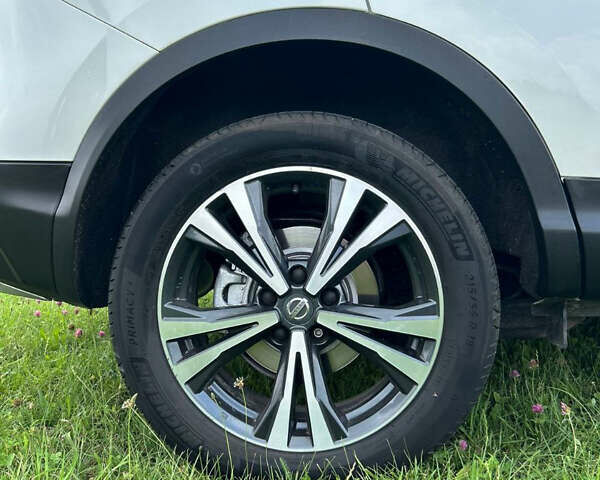 Белый Ниссан Кашкай, объемом двигателя 1.6 л и пробегом 123 тыс. км за 18200 $, фото 12 на Automoto.ua