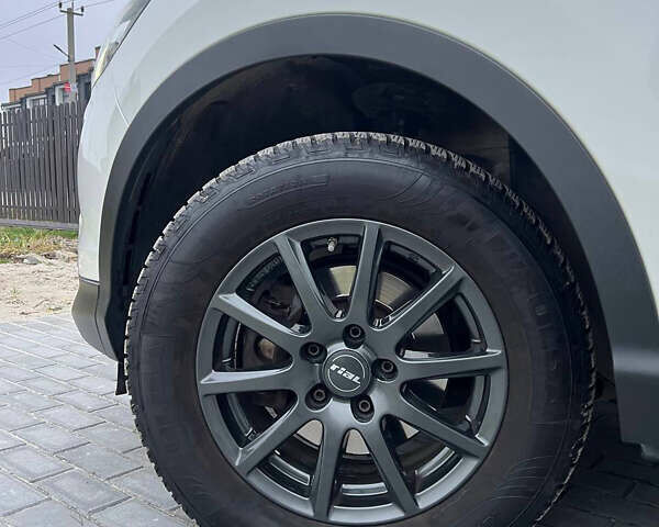 Білий Ніссан Кашкай, об'ємом двигуна 1.6 л та пробігом 136 тис. км за 17000 $, фото 5 на Automoto.ua