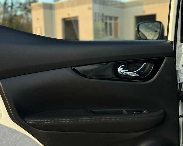 Белый Ниссан Кашкай, объемом двигателя 1.2 л и пробегом 150 тыс. км за 11700 $, фото 19 на Automoto.ua