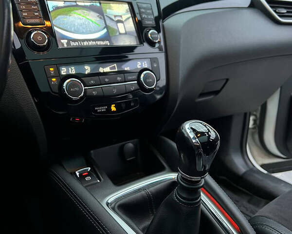 Білий Ніссан Кашкай, об'ємом двигуна 1.6 л та пробігом 136 тис. км за 17000 $, фото 12 на Automoto.ua