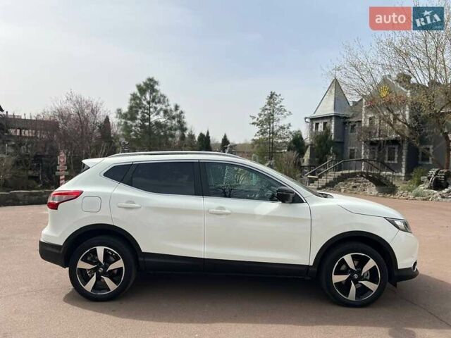 Белый Ниссан Кашкай, объемом двигателя 1.46 л и пробегом 178 тыс. км за 13500 $, фото 2 на Automoto.ua