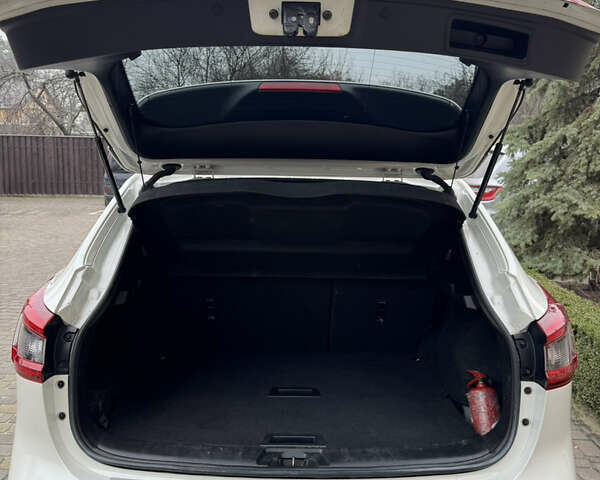 Белый Ниссан Кашкай, объемом двигателя 1.6 л и пробегом 147 тыс. км за 18900 $, фото 10 на Automoto.ua