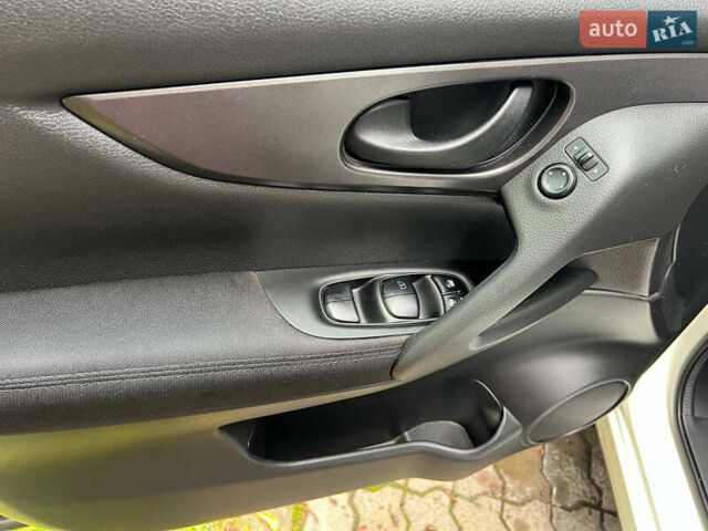 Білий Ніссан Кашкай, об'ємом двигуна 1.2 л та пробігом 71 тис. км за 14700 $, фото 12 на Automoto.ua