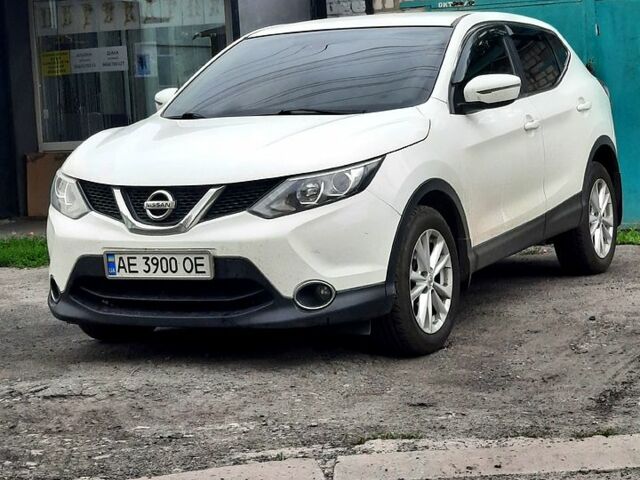 Белый Ниссан Кашкай, объемом двигателя 1.2 л и пробегом 171 тыс. км за 15000 $, фото 4 на Automoto.ua