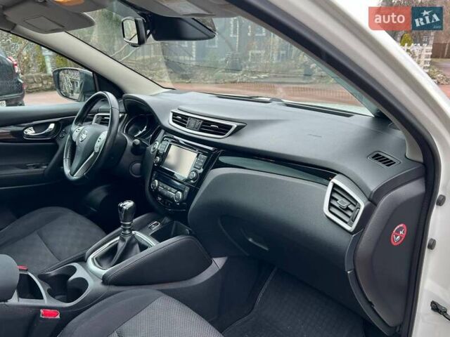 Белый Ниссан Кашкай, объемом двигателя 1.46 л и пробегом 178 тыс. км за 13500 $, фото 7 на Automoto.ua