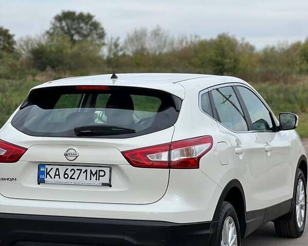 Белый Ниссан Кашкай, объемом двигателя 1.2 л и пробегом 93 тыс. км за 16000 $, фото 3 на Automoto.ua