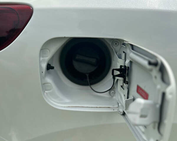 Белый Ниссан Кашкай, объемом двигателя 1.6 л и пробегом 123 тыс. км за 18200 $, фото 18 на Automoto.ua