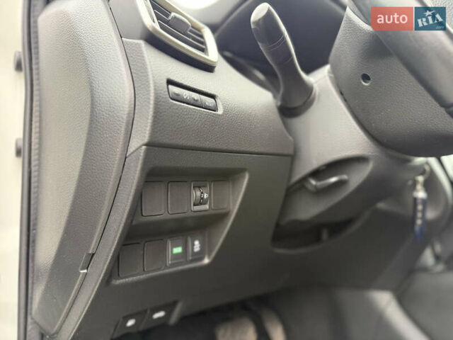Белый Ниссан Кашкай, объемом двигателя 1.2 л и пробегом 48 тыс. км за 17700 $, фото 33 на Automoto.ua