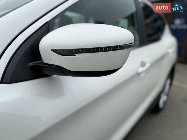 Белый Ниссан Кашкай, объемом двигателя 1.2 л и пробегом 48 тыс. км за 17700 $, фото 19 на Automoto.ua