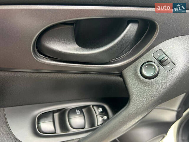 Білий Ніссан Кашкай, об'ємом двигуна 1.2 л та пробігом 71 тис. км за 14700 $, фото 13 на Automoto.ua