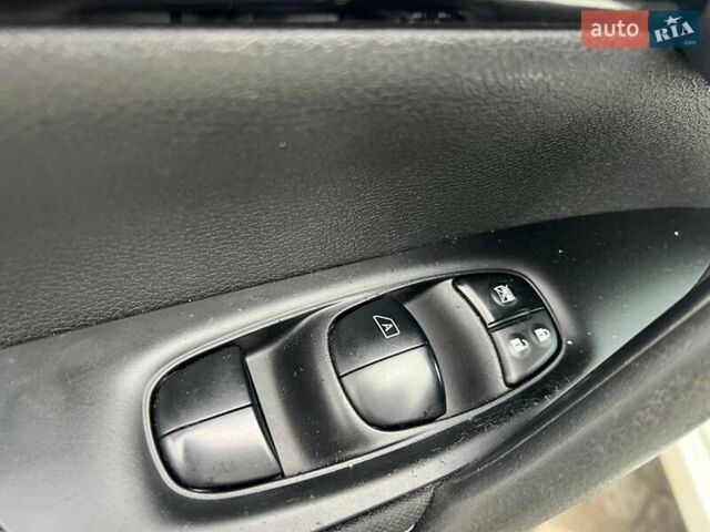 Білий Ніссан Кашкай, об'ємом двигуна 1.6 л та пробігом 216 тис. км за 16990 $, фото 15 на Automoto.ua